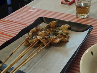 美味烤串诱人摆放在桌