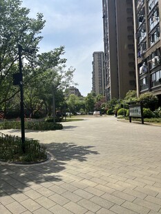 小区内的宽敞休闲步道