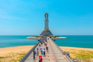 海边长栈道上的游客景观