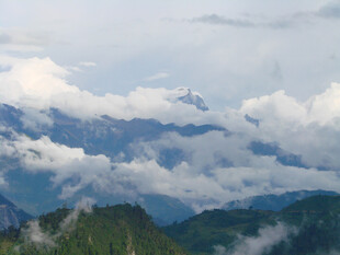 云雾缭绕的壮丽山峦景色