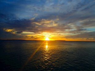海上壮丽日出美景