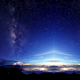 夜空下的壮丽星空与云海