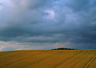 田野上空的阴沉风暴云