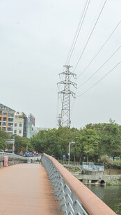 城市河畔的输电设施景观