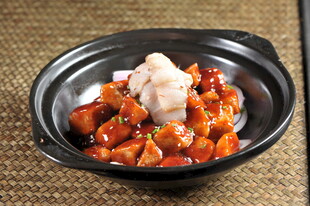 砂锅焗五花肉芋头