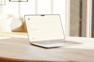 桌上打开的笔记本电脑展示样机