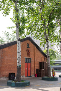 红砖小屋旁的葱郁树木