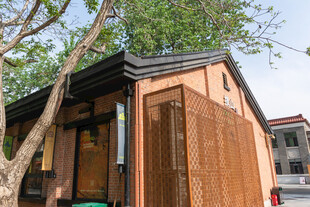 中式小屋旁的树木与木门