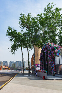 城市街道旁色彩斑斓的建筑