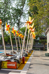 户外一排多彩风车装置