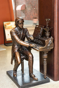 古典钢琴演奏家铜像