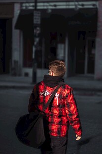 背着包行走的红衣男子