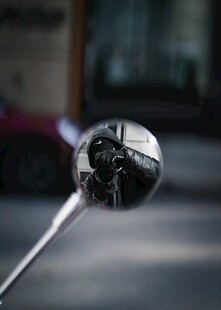 摩托车后视镜中的景象