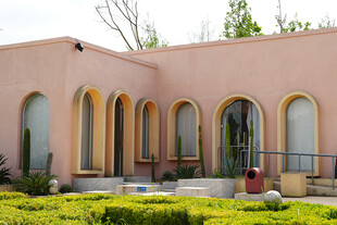 粉色建筑前的绿植景观