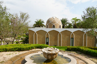 庭院喷泉旁的特色建筑