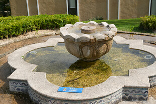 庭院中式石质喷泉景观