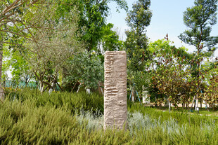 户外绿植环绕的石柱景观