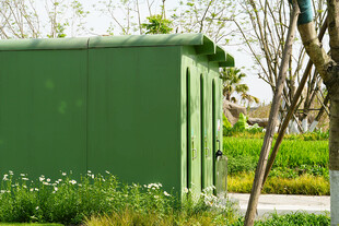 户外绿色小屋与花草树木
