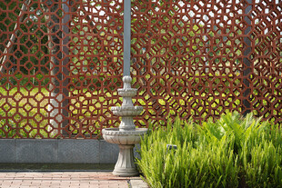 花园中式石灯与绿植景观