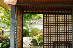 日式庭院木质屏风景致
