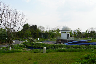 郊外绿地中的建筑与景观