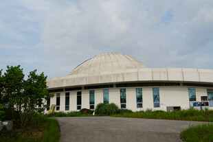 现代建筑风格的圆顶建筑物