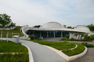 现代风格建筑与周边景观