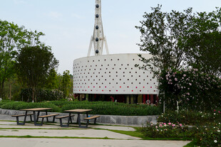 现代建筑与周边绿化景观