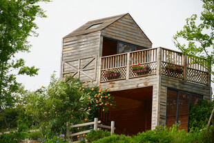 木质两层小屋与周边绿植