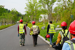 道路施工人员现场作业