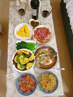 丰盛一桌菜尽显生活美好