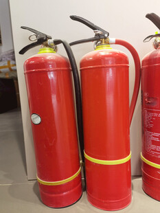 红色灭火器整齐排列