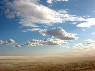 广阔蓝天与无垠大地