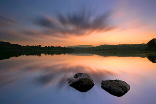 湖畔日落美景双石映辉