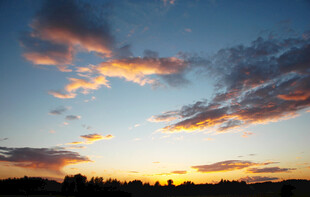 日落时分的绚烂天空