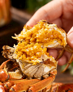 掰开的美味大闸蟹