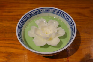 青花瓷碗中的素雅白花
