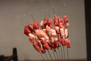 新鲜羊肉串