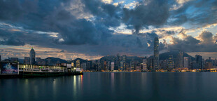 黄昏下的城市滨水夜景