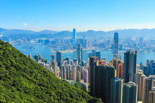 香港城市天际线与青山景观