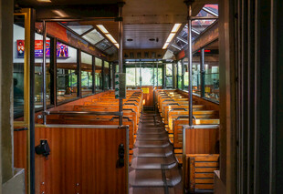 复古木质车厢内景