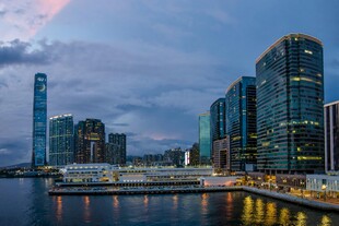 城市河畔璀璨夜景