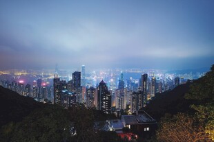 夜幕下的繁华都市景观