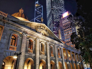 城市古典建筑与现代高楼夜景