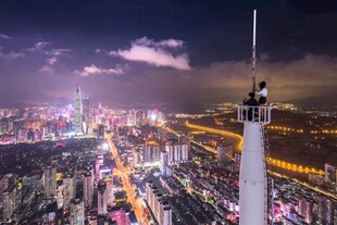 城市夜景中高塔上的工作者