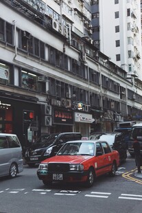 城市街道上的红色出租车