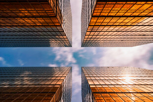 仰视都市摩天大楼景观