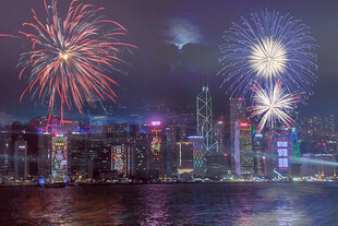 香港夜景烟花璀璨绽放