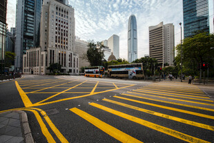 城市路口的醒目黄色斑马线