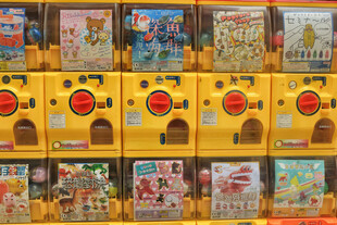 摆满货架的多样动漫手办盒